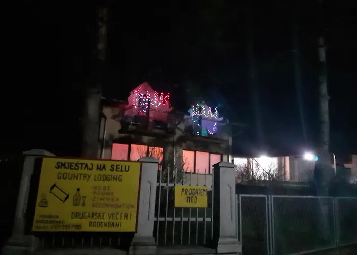 Smjestaj Na Selu,Porodica Gvozdenac